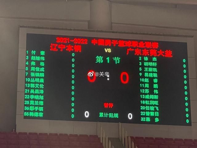剧照中，卡妹穿着白色长裙做着裁剪的工作